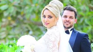 .في العمل وهو طبيب وعقد قرانه عليها وتزوجها وسكنا في شقه خاصه لهم ، وفي أحد الأيام وإذا بوالدتي تقول لي أن أبنة خالتك بثينه وزوجها يسلمون عليك ويريدونك أن تزورهم في. 9 ÙÙ†Ø§Ù†ÙŠÙ† Ø²ÙˆØ§Ø¬ Ø¹Ù„Ù‰ ÙˆØ±Ù‚Ø© Ø·Ù„Ø§Ù‚ Ù…ÙŠ Ø­Ù„Ù…ÙŠ ÙˆÙ…Ø­Ù…Ø¯ Ø±Ø´Ø§Ø¯ Ø§Ù„Ø£Ø­Ø¯Ø« Ø³Ù…ÙŠØ© Ø§Ù„Ø®Ø´Ø§Ø¨ ØªÙ†ÙØµÙ„ Ø¹Ù† Ø£Ø­Ù…Ø¯ Ø³Ø¹Ø¯ Ø¨Ø¹Ø¯ Ø®Ù„Ø§Ù Ù…Ø§Ø¯Ù‰ ÙˆÙ…Ø¹Ù†ÙˆÙ‰ ÙˆÙŠØ§Ø³Ù…ÙŠÙ† Ø¹Ø¨Ø¯ Ø§Ù„Ø¹Ø²ÙŠØ² ÙˆØ£ØµØ§Ù„Ø© ÙˆØ£Ù†ØºØ§Ù… Ø§Ù„Ø£Ø¨Ø±Ø²