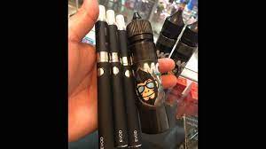 Vape merupakan rokok elektrik yang dirancang khusus untuk menghantarkan nikotin yang berbentuk cairan kepada penggunanya, yaitu dengan cara memanaskannya menggunakan baterai sehingga akan menghasilkan uap. Ragam Merk Vape Yang Beredar Di Indonesia Tobakonis