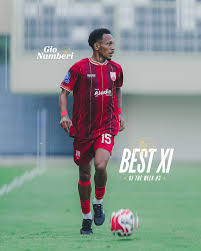 Mencatatkan satu assist dan tampil penuh determinasi saat bersua PSBS Biak  membuat Giovani Numberi berhasil masuk dalam jajaran Best XI of the Week  pekan ke-3. 𝙏𝙞𝙣𝙜𝙠𝙖𝙩𝙠𝙖𝙣 𝙥𝙚𝙧𝙛𝙤𝙧𝙢𝙖 𝙪𝙣𝙩𝙪𝙠 𝙥𝙚𝙠𝙖𝙣  𝙨𝙚𝙡𝙖𝙣𝙟𝙪𝙩𝙣𝙮𝙖 ...