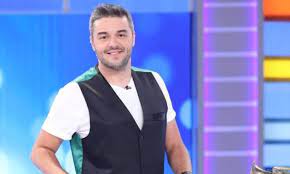 Η υπόθεση της σειράς διαδραματίζεται στο κολοκοτρωνίτσι, ένα φανταστικό χωριό στο νομό κληρονομεί από μία θεία της, ένα σπίτι κι ένα μαγαζί (το οποίο αργότερα θα γίνει το «καφέ της. Troxos Ths Tyxhs H Epikh Gkafa Paikth Poy Gkremise To Stoyntio Pics Newsbomb