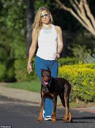 Kate hudson kate hudson trains and breastfeeds her daughter 30 jan 2019. Kate Hudson Displays Her Toned Arms As She Takes A Leisurely Stroll With Her Doberman Pinscher Culture Readsector
