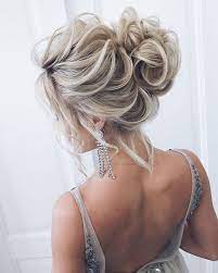 Blonde Hair Low Updo Messy Bun Wavy Hair Wedding Hairstyles White Background Hair Styles Trendy Wedding Hairstyles Formal Wedding Hairstyles