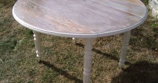 relooker une vieille table de ferme vieille table en bois table ronde cuisine table ronde bois