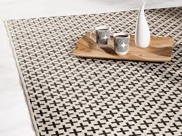 Sobre et intemporel, le tapis scandinave noir et blanc se fond facilement dans toutes les décorations. Ou Trouver Un Tapis Noir Et Blanc Joli Place