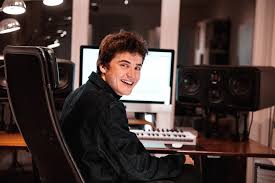 Henri pfr фото исполнителя henri pfr. Adam Audio Platinum House Producer Henri Pfr