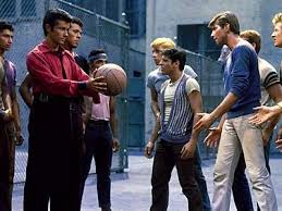 A musical in which a modern day romeo and juliet are involved in new york street gangs. Review West Side Story 1961 Banana Oil