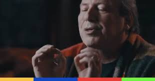 Il lui emprunte son portable pour « passer un appel » et se vire 4 000  dollars