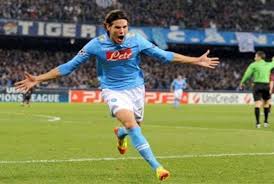 Secondo alcune indiscrezioni cavani vorrebbe vedere crescere i suoi figli lontani da napoli, e si sarebbe detto disposto a tutto per impedirlo. Masih Cinta Napoli Cavani Tolak Juventus Republika Online