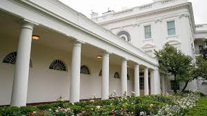 Underwood fliegt sie sicher gerade zum weißen haus. Melania Trump Enthullt Neuen Rosengarten Im Weissen Haus