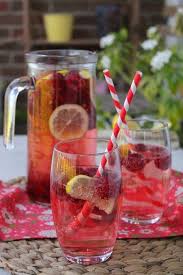 Sangria Petillante Aux Framboises Participation Au 120eme Numero Du Magazine Alternatives Vegetariennes Recette Sangria Boisson Aperitif Sangria