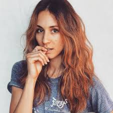 Spencer hastings (née spencer jill hastings) est l'un des quatre personnages principaux de la série de romans les menteuses, de sara shepard.dans la série télévisée, spencer est interprétée par l'actrice troian bellisario, tandis que sur la couverture des romans, elle est interprétée par alexandra bowen. Spencer Hastings Home Facebook