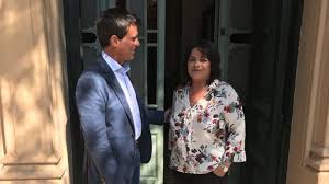 Valls Se Reencuentra Con Su Hermana Antes De Presentar Su Candidatura A La Alcaldia De Barcelona