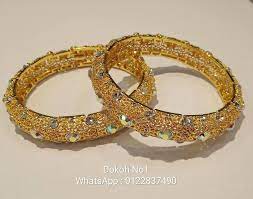 Secara tradisional, biasanya sebuah gelang dibuat dari logam mulia; Dokoh No1 Gelang Kaki Silver Gold Traditional Material Facebook