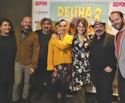 Cast ekibi listesi, başrol, yan rol, kadın, erkek, çocuk. Izmir De Deliha Izdihami Iste Gupse Ozay In Anne Ve Baba