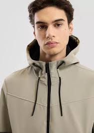 Softshell jacket with zipped pockets