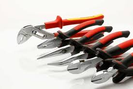 Il existe des cutters d'angle pour ce type de travaux. La Liste Des 20 Outils Indispensables Au Bricolage Ctendance Fr