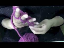 Excelente regalo, bufanda infinita con estambre gigante que puedes tejer en 30 minutos o menos con tus brazos. Como Tejer Una Bufanda Con Los Dedos De La Mano Youtube