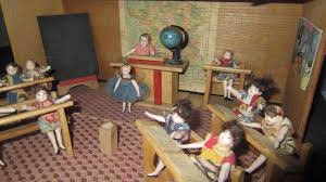 Rare Ancienne Ecole En Bois Avec Ses 11 Poupees Et La Maitresse D Ecole Ebay Ancienne Ecole Poupee Jouets Anciens