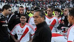 River plata desciende y sus hinchas responden con violencia. Las Cargadas Por Los 5 Anos Del Descenso De River Tyc Sports