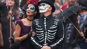 La tête de mort mexicaine ou calavera trouve son origine dans la fête des morts, célébrée tous les ans au mexique. Mexico S Inspire De La Scene D Ouverture De 007 Spectre Pour Sa Fete Des Morts Premiere Fr