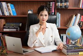 Cách tạo dáng chụp ảnh ngồi bàn làm việc