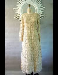 Dans les années 50, mode et luxe s'expriment à travers des stars du cinéma, ainsi hissées au rang a la mort de christian dior son remplaçant yves saint laurent introduit une autre forme de robe, la la princesse qui débarquait à monaco avec ses 60 valises de vêtements était l'incarnation même de. Robe Manches Longues En Dentelle Annees 60 Sarara Vintage 50 Robes De Mariee Qui Changent Elle