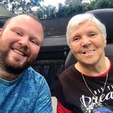 Does puzzle glue expire and lose stickiness?