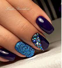 netipichnyj manikyur glassteinnagel swarovski nagel und dunkelblaue nagel