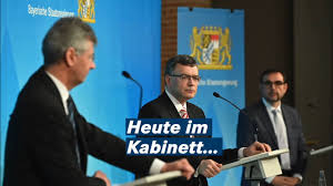 Mario draghi, präsident der ezb, luis de guindos, vizepräsident der ezb die heute ergriffenen geldpolitischen maßnahmen, einschließlich der stärker akkommodierenden. Zusammenfassung Der Pressekonferenz Nach Der Kabinettssitzung 02 02 2021 Bayern Youtube