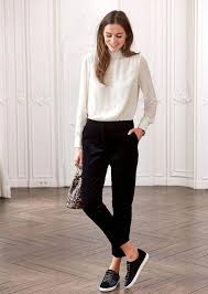 The Athleisure Trend Has Made It Appropriate To Use Tennis Shoes To Nearly Any Occasion Or Occasion In 2020 Work Outfits Women Minimal Outfit Stylish Business Casual
