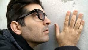 Una simple pared medianera puede dividir dos mundos, dos maneras de vestir, de comer, de vivir. Critica El Hombre De Al Lado Dimensiones