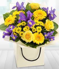 Bold And Beautiful Florist Delivered Yellow Rose Iris Bouquet Krasochnye Cvety Cvetochnye Kompozicii Cvety