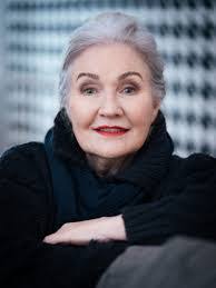 Elizabeth Leslie's Instagram, Twitter & Facebook