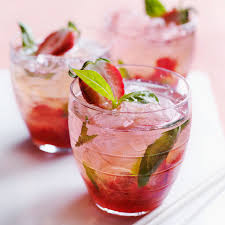 Decouvrez La Recette Mojito A La Fraise Sur Cuisineactuelle Fr Recette Mojito Fraise Recette Mojito Mojito Fraise
