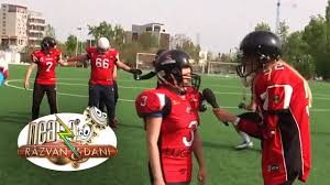 American football is played with a ball with pointed ends. Fotbalul American O ExperienÈ›Äƒ UnicÄƒ Pentru Copii Este Un Sport Dinamic Youtube