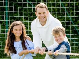 Mit der manuel neuer kids foundation engagiert er sich selbst für sozial benachteiligte kinder und jugendliche. Neuanfang Fur Altbewahrtes Manuel Neuer Kids Foundation