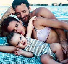 El chileno interpreta a hierro, un guardia de cruz del norte. Benjamin Vicuna Se Reincorporo A Vis A Vis En Espana Y Confeso Me Cuesta Alejarme De Mis Hijos