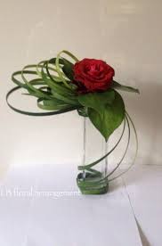 30 Pretty Roses Arrangements Valentines For Your Beloved People Flower Arrangements Ikebana Flower Arrangement Modern Flower Arrangements