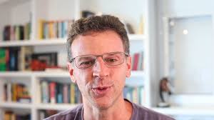 Eduardo Moreira: conheça a história do ex-banqueiro autor de best-sellers