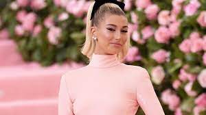 Hailey bieber arrives at her stylist's office in beverly hills 05/21/2021. Hat Hailey Bieber Jetzt Kurze Dunkle Haare