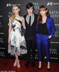 Taissa farmiga is an american actress, and the younger sister of academy award nominee vera farmiga, who is 21 years her senior. Vera Farmiga Shows Younger Sister Taissa The Ropes As The Stylish Siblings Attend Premiere Party Of Bates Motel Daily Mail Online