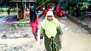 Beragam gambar foto hitam putih keren dan berkarakter kebiasaan kegiatan gotong royong sering dilakukan dalam menjalani suatu. Kepala Smpn 1 Monta Pimpin Gotong Royong Bersihkan Sisa Banjir Di Sekolah Warta Ntb Portal Berita Informasi Nusa Tenggara Barat