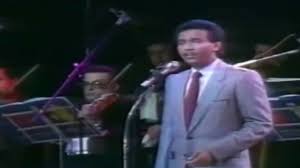 On Twitter محمد عبده كرنفال جنيف 1988م وكأنه يخاطب شخص امامه بحركات العين وتعابير الوجه