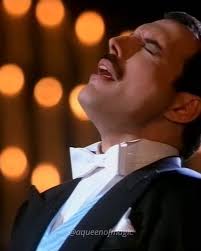 Se non è classe questa 😂 Diciamo che non è il suo miglior l'outfit, ma a  lui stava bene tutto... If this isn't classy 😂 Let's say it's not his best  outfit,