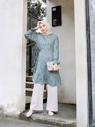 Model baju batik kombinasi menggunakan kain polos, sifon, bolero, embos, dan brokat. 10 Mix And Match Celana Kulot Untuk Hijabers