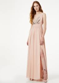 Nello scorso articolo, abbiamo visto insieme qualche look da donna da indossare ad una cerimonia invernale, in questo nuovo articolo vediamo insieme il quarto look che vi consigliamo di indossare ad una cerimonia invernale, come un matrimonio, è formato da smoking, camicia e mocassino. Liu Jo Abiti Da Cerimonia Inverno 2019 2020