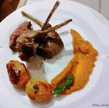 L'agnello porta con sé suggestioni e simbologie cristiane tuttora vive e onorate. Carre Di Agnello Al Pepe Verde Con Crema Di Carote Patate Al Forno
