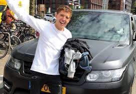 Lil' kleine is deze keer niet naar de wasstraat gegaan met een auto, toen deze wel een douchebeurt kon gebruiken. Lil Kleine Vervangt Zijn Range Rover Met Een Mercedes G Wagon