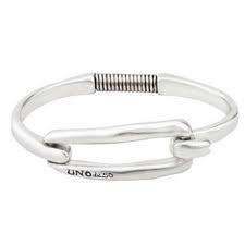 La gravure peut être réalisée au recto du jonc ou au verso pour un message secret. Bracelet Jonc Rigide Pour Homme Avec Effet Marteau