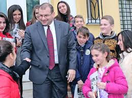 Ambasadorul adrian zuckerman a imigrat în statele unite din românia la vârsta de 10 ani şi vorbeşte limba română fluent. Noul Ambasador Al Statelor Unite La BucureÈti Specialist In Contraterorism Cu ExperienÈÄ In Rusia Romania Libera